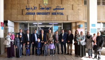 وفد من نقابة الأطباء يزور أطفال غزة بمستشفى الجامعة وفد من نقابة الأطباء يزور أطفال غزة بمستشفى الجامعة