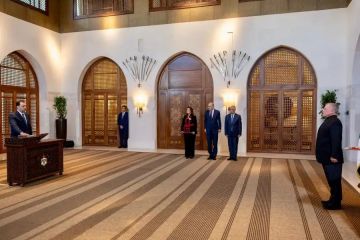 بالصور...السفيران سمارة والمومني يؤديان اليمين القانونية أمام الملك بالصور...السفيران سمارة والمومني يؤديان اليمين القانونية أمام الملك