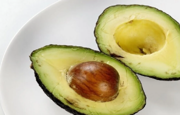 دور الأفوكادو في خفض مستويات الكولسترول الضار في الجسم