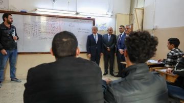 رئيس الوزراء يتفقد مدرسة إربد الثانوية ويطمئن على جاهزية المعرض الزراعي