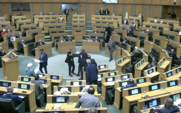 بالفيديو .. احتجاجات وصراخ يقطعان كلمة العرموطي تحت القبة