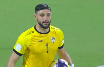 مشهد مؤثر لحارس منتخب سوريا إلياس هدايا بعد خسارة نسور قاسيون أمام المغرب (فيديو) مشهد مؤثر لحارس منتخب سوريا إلياس هدايا بعد خسارة نسور قاسيون أمام المغرب (فيديو)
