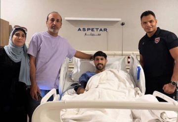 رغم الألم.. يزن النعيمات يداعب مدربه جمال السلامي أثناء زيارته بعد العملية (فيديو)