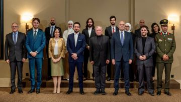 الملك يلتقي فريق الجناح الأردني في إكسبو 2025 أوساكا الملك يلتقي فريق الجناح الأردني في إكسبو 2025 أوساكا