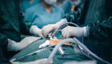 مات الطبيب وليس المريض.. نوبة قلبية قاتلة تباغت جراحا تركيا أثناء عملية جراحية مات الطبيب وليس المريض.. نوبة قلبية قاتلة تباغت جراحا تركيا أثناء عملية جراحية