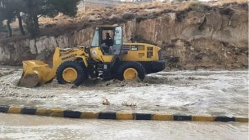 إعادة فتح طريق المفرق إيدون بعد إغلاقه مؤقتا بسبب ارتفاع منسوب المياه إعادة فتح طريق المفرق إيدون بعد إغلاقه مؤقتا بسبب ارتفاع منسوب المياه