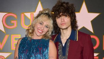 بعد 4 سنوات من الحب .. خطوبة مايلي سايروس وماكس موراندو رسميا .. صور