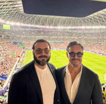 كاظم الساهر يحضر مباراة العراق والأردن في قطر برفقة ابنه وسام