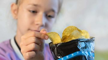 دراسة تكشف تأثير الأطعمة المصنعة على سلامة الأطفال العقلية