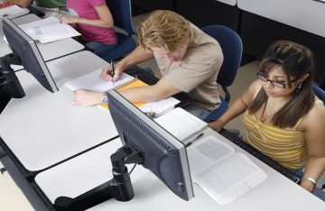 جفاف العين وفقدان مؤقت للبصر .. كيف تحمي عينيك عند استخدام الشاشات