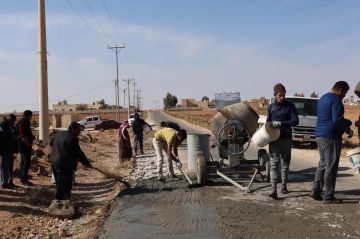 حل مبتكر.. بلدية أردنية تنفذ توسعة لطريق بـ (صبة اسمنتية) - صور