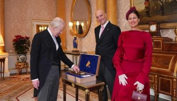 قطعة تحمل اسم المملكة المتحدة.. هدية فريدة من السفير المصري للملك تشارلز قطعة تحمل اسم المملكة المتحدة.. هدية فريدة من السفير المصري للملك تشارلز