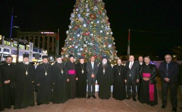 الشواربة يضيء شجرة عيد الميلاد في الدوار السادس الشواربة يضيء شجرة عيد الميلاد في الدوار السادس