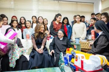 الملكة رانيا العبدالله تشارك مجموعة من الأطفال احتفالهم بعيد الميلاد في جمعية مار منصور الخيرية