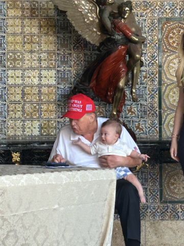 شاهد ترامب يحمل حفيده اللبناني.. والإبنة تيفاني تعلق