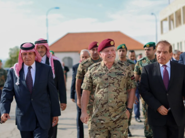 الملك يلتقي رفاق سلاح خدموا معه في القوات الخاصة الملك يلتقي رفاق سلاح خدموا معه في القوات الخاصة