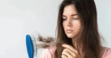 4 عادات خاطئة تسبب تساقط الشعر.. منها تسريحات شهيرة وزيادة العناية