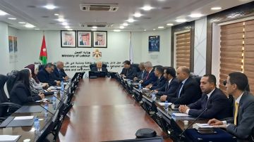 وزير العمل يبحث مع وفد من النقابة العامة للعاملين بالبترول المصرية التعاون العمالي وزير العمل يبحث مع وفد من النقابة العامة للعاملين بالبترول المصرية التعاون العمالي