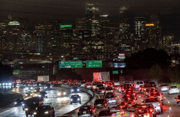 الولايات المتحدة.. فيديو لطائرة سقطت على طريق مكتظ بالسيارات الولايات المتحدة.. فيديو لطائرة سقطت على طريق مكتظ بالسيارات