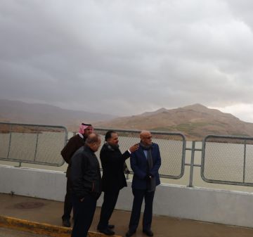 وزير المياه والري يتفقد سد الموجب