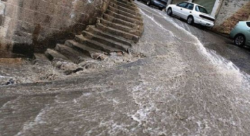  الأرصاد تحذر من تشكل السيول وتدني الرؤية مع استمرار الهطولات المطرية