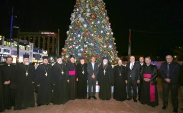 الشواربة يضيء شجرة عيد الميلاد في الدوار السادس الشواربة يضيء شجرة عيد الميلاد في الدوار السادس