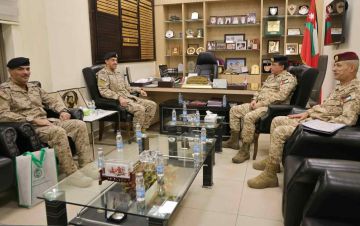 المساعد للعمليات والتدريب يلتقي وفدا عسكريا سعوديا المساعد للعمليات والتدريب يلتقي وفدا عسكريا سعوديا