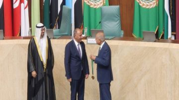 الشواربة يتسلم جائزة التميز الحكومي كأفضل مدير بلدية عربية