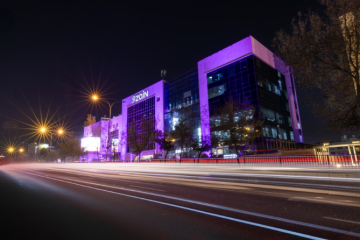 زين تضيء مبانيها باللون البنفسجي احتفاء باليوم العالمي للأشخاص ذوي الإعاقة