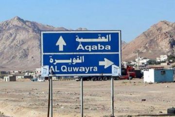 محافظ العقبة: إنقاذ 18 شخصا تقطعت بهم السبل في القويرة محافظ العقبة: إنقاذ 18 شخصا تقطعت بهم السبل في القويرة