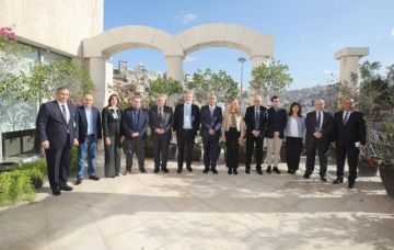 الشواربة يلتقي نائب عمدة برشلونة