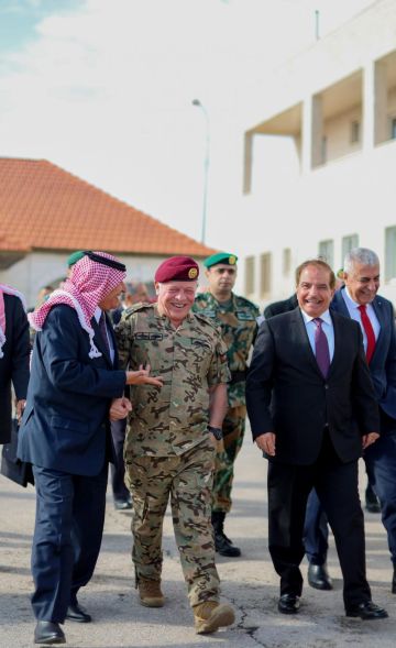 الملك يلتقي رفاق سلاح خدموا معه في القوات الخاصة الملك يلتقي رفاق سلاح خدموا معه في القوات الخاصة