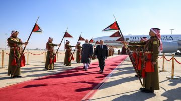 حسان يستقبل رئيس وزراء الهند حسان يستقبل رئيس وزراء الهند