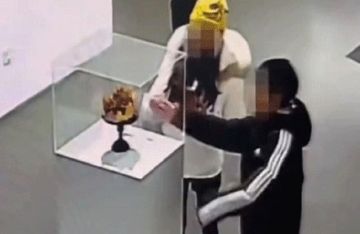 طفل يتلف تاج زفاف من الذهب بقيمة 2.27 مليون يوان صيني بمتحف بكين (فيديو)