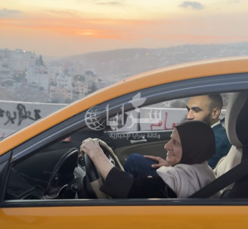 لديها 150 حفيدا .. شاب يحقق حلم جدته بتعلم القيادة بعد سنوات من الانتظار لديها 150 حفيدا .. شاب يحقق حلم جدته بتعلم القيادة بعد سنوات من الانتظار