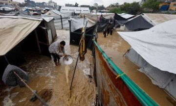 غزة: أمطار غزيرة تغرق خيام النازحين.. والرياح تفاقم المأساة غزة: أمطار غزيرة تغرق خيام النازحين.. والرياح تفاقم المأساة