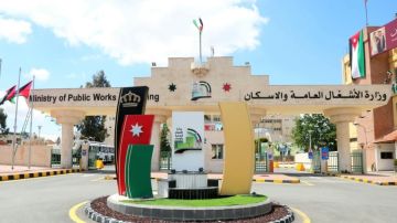 وزارة الأشغال تطرح عطاء لإعادة إنارة ممر عمان التنموي بالطاقة الشمسية