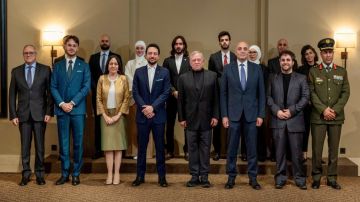 الملك يلتقي فريق الجناح الأردني في إكسبو 2025 أوساكا الملك يلتقي فريق الجناح الأردني في إكسبو 2025 أوساكا