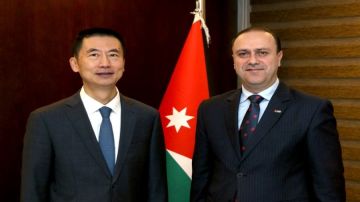 المومني يبحث التعاون مع السفير الصيني لدى المملكة المومني يبحث التعاون مع السفير الصيني لدى المملكة