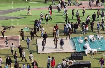 اقتحام للملعب وأعمال شغب ولجنة تحقيق.. طوفان جماهيري يفسد زيارة ميسي إلى الهند (فيديو) اقتحام للملعب وأعمال شغب ولجنة تحقيق.. طوفان جماهيري يفسد زيارة ميسي إلى الهند (فيديو)