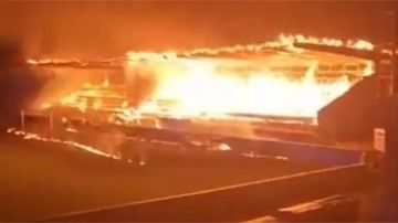 المدرج احترق بالكامل.. ثلاثة مراهقين يشعلون النيران في ملعب فنلندي المدرج احترق بالكامل.. ثلاثة مراهقين يشعلون النيران في ملعب فنلندي