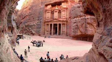 حجازين: 80 من السياح الوافدين للأردن عرب والمغتربون يشكلون النسبة الأكبر حجازين: 80 من السياح الوافدين للأردن عرب والمغتربون يشكلون النسبة الأكبر