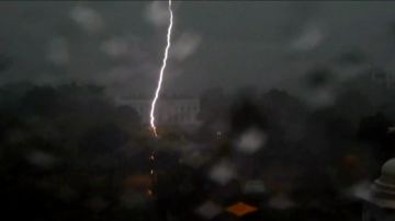 صاعقة برق تودي بحياة شاب أثناء مسيرة في المفرق صاعقة برق تودي بحياة شاب أثناء مسيرة في المفرق