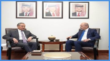 وزير الخارجية يبحث مع نظيره الصيني تعزيز العلاقات الثنائية