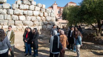 وفد شبابي تونسي يزور جمعية بيت التراث والفنون في الفحيص وفد شبابي تونسي يزور جمعية بيت التراث والفنون في الفحيص