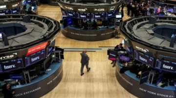 وول ستريت تتراجع مع انهيار بيتكوين وعوائد السندات المرتفعة تثقل الأسواق