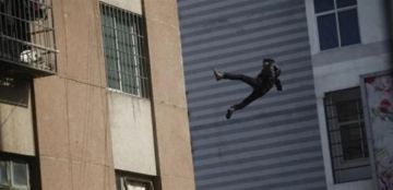 وفاة شخص بعد سقوطه من الطابق الحادي عشر وفاة شخص بعد سقوطه من الطابق الحادي عشر