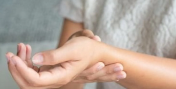 تصلب المفاصل في الشتاء: لماذا يزيد الألم وطرق الوقاية من التيبس