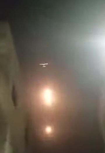 مشاهد لتحليق مقاتلات أمريكية وإلقاء قنابل ضوئية في سماء تدمر