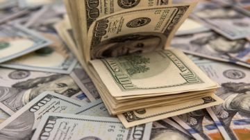 الدولار يتراجع بعد تصريحات تؤشر إلى خفضين آخرين للفائدة